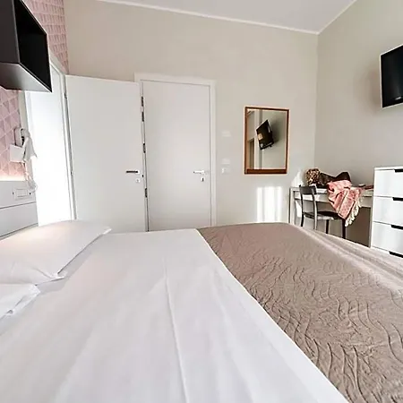 Hotel Kiss