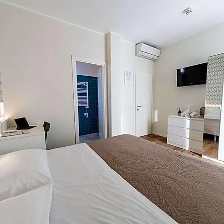 Kiss Hotel 2*